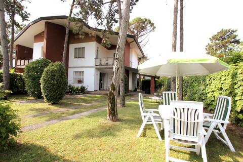 Villa Elena 8 minute walk