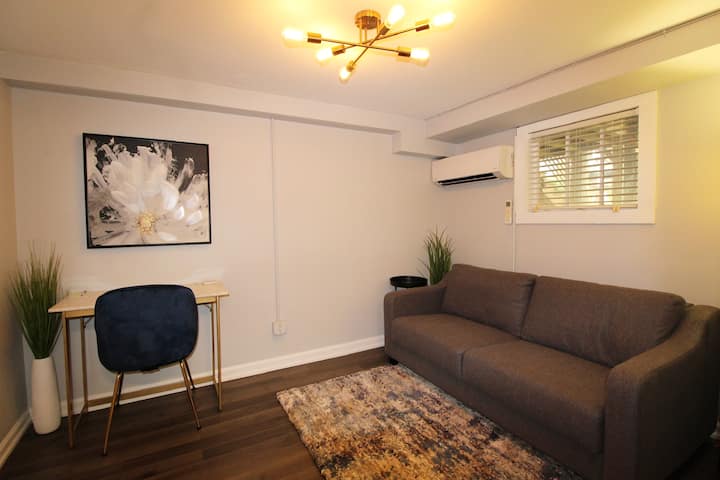 غرفة نوم ثانية/مكتب مع مكتب رخامي كارارا وأريكة نوم جديدة من الإسفنج المرن. إنترنت واي فاي سريع ومذهل.