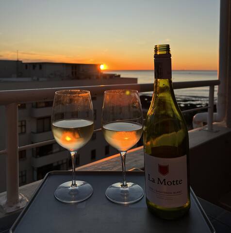 Beautiful 2 bedroom, 2 bathroom with sea views gallery image 2