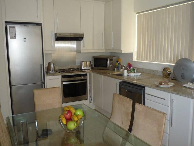 Beautiful 2 bedroom, 2 bathroom with sea views gallery image 4