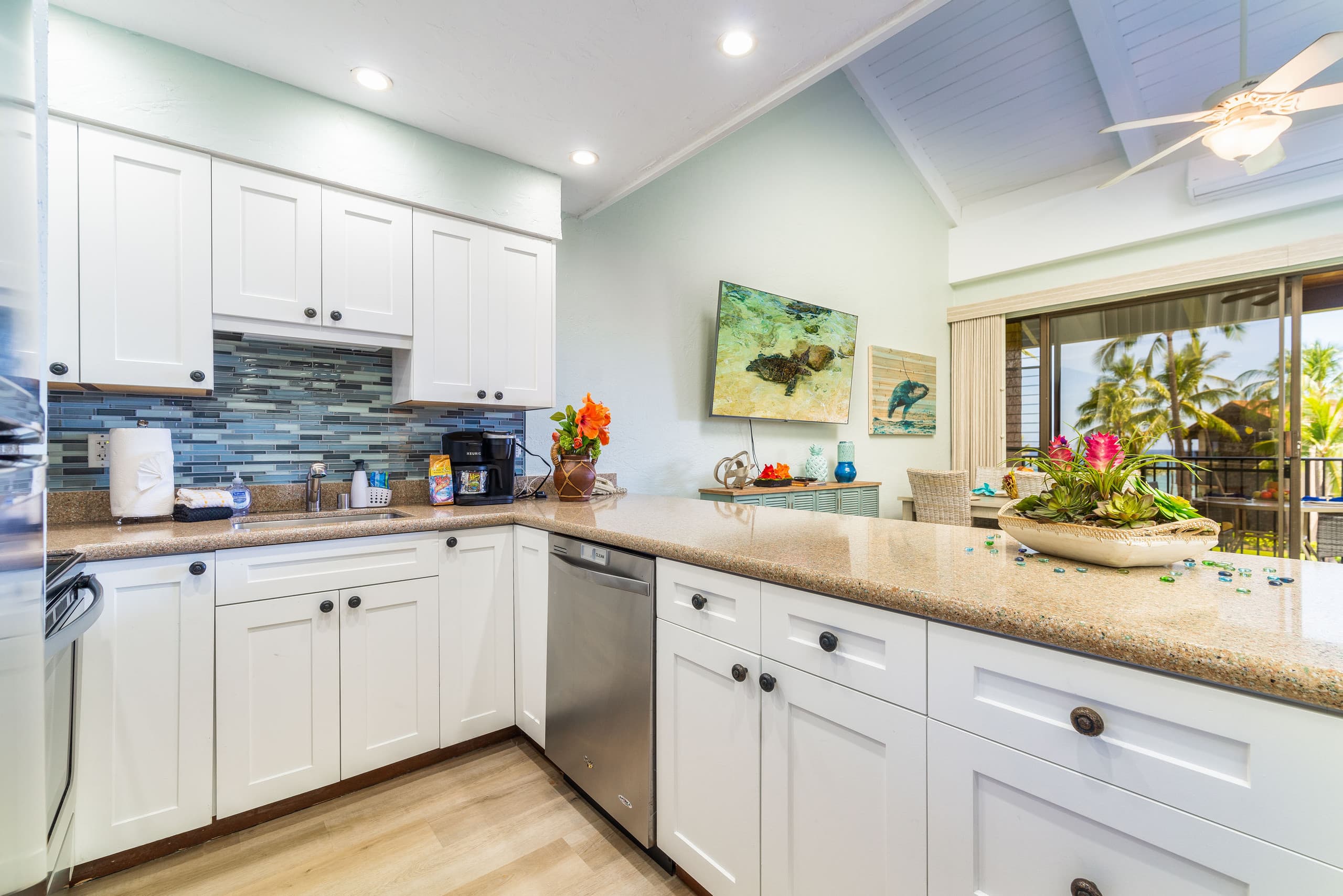 Condo in Lahaina · ★4.9 · 2 bedrooms · 3 beds · 2 baths - Image 10