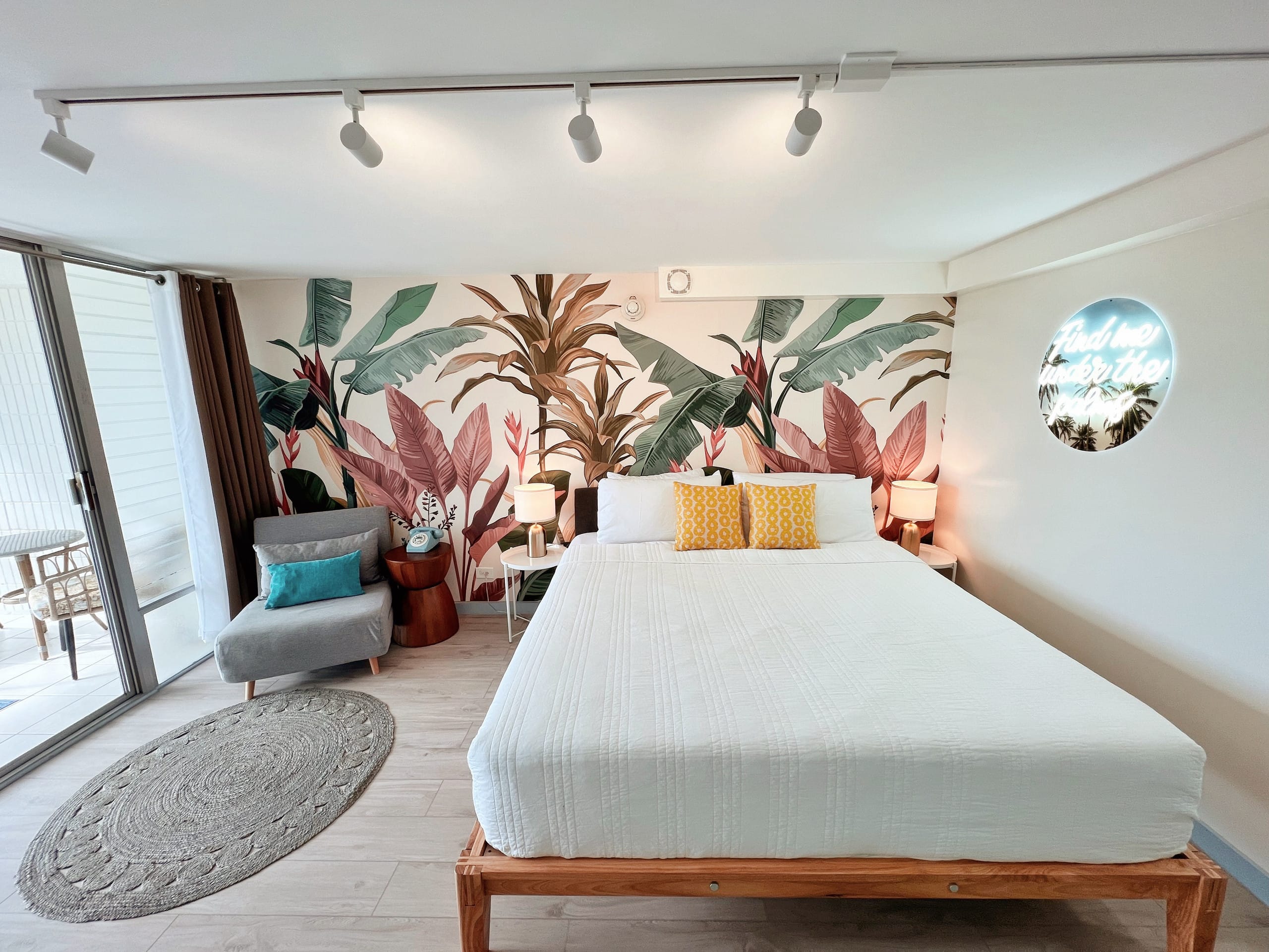 Condo in Honolulu · ★4.94 · Studio · 2 beds · 1 private bath - Image 42