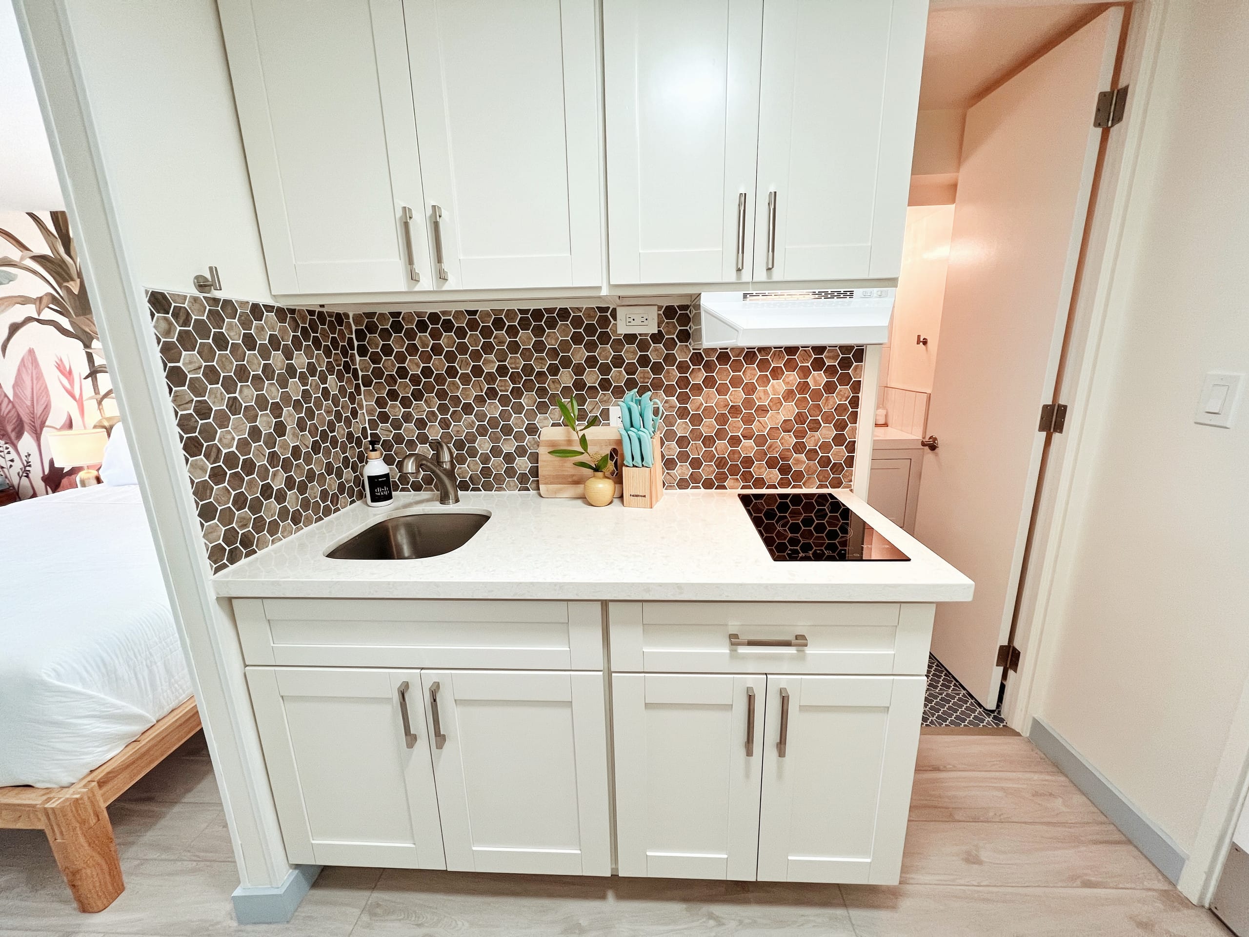 Condo in Honolulu · ★4.94 · Studio · 2 beds · 1 private bath - Image 4