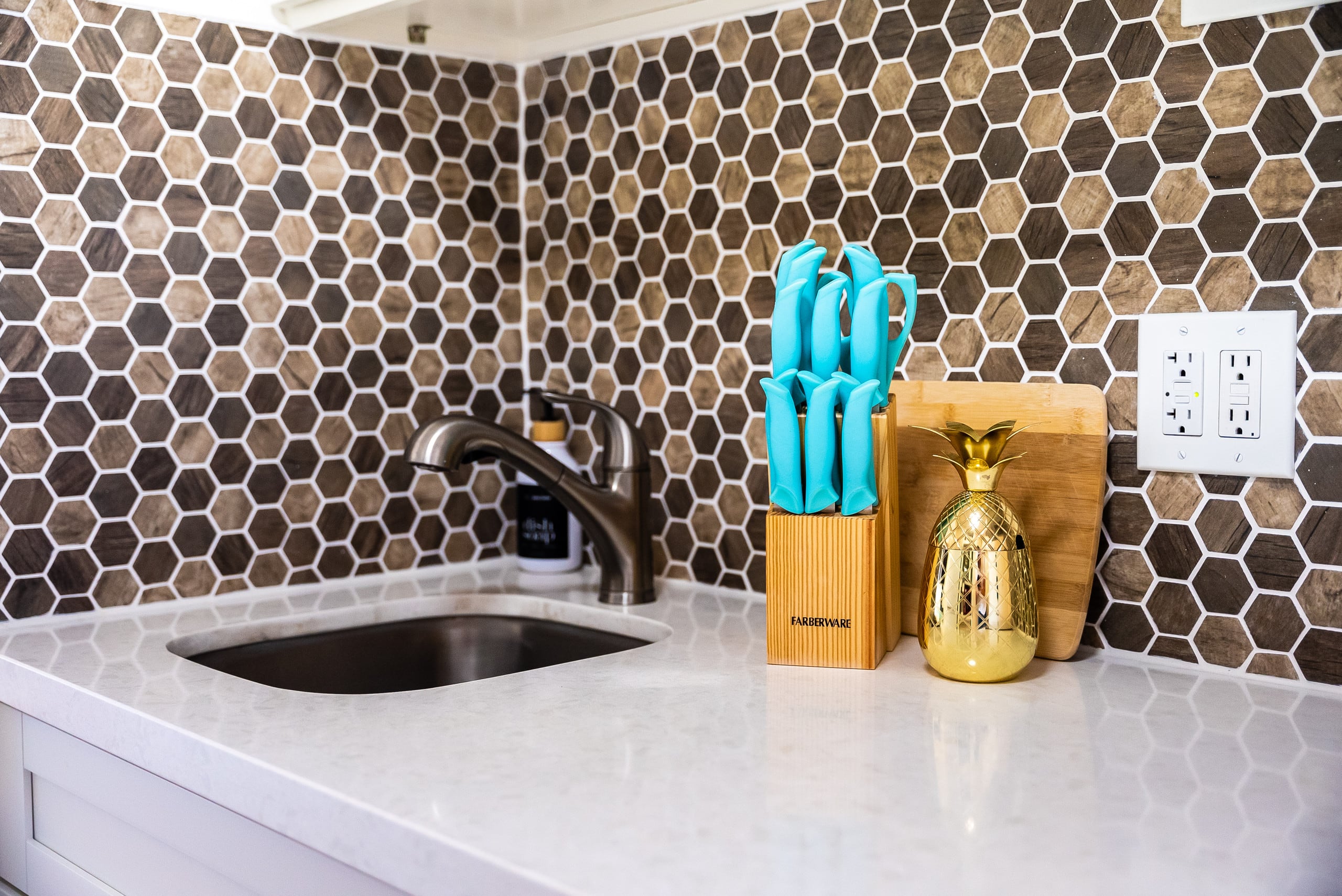 Condo in Honolulu · ★4.94 · Studio · 2 beds · 1 private bath - Image 6