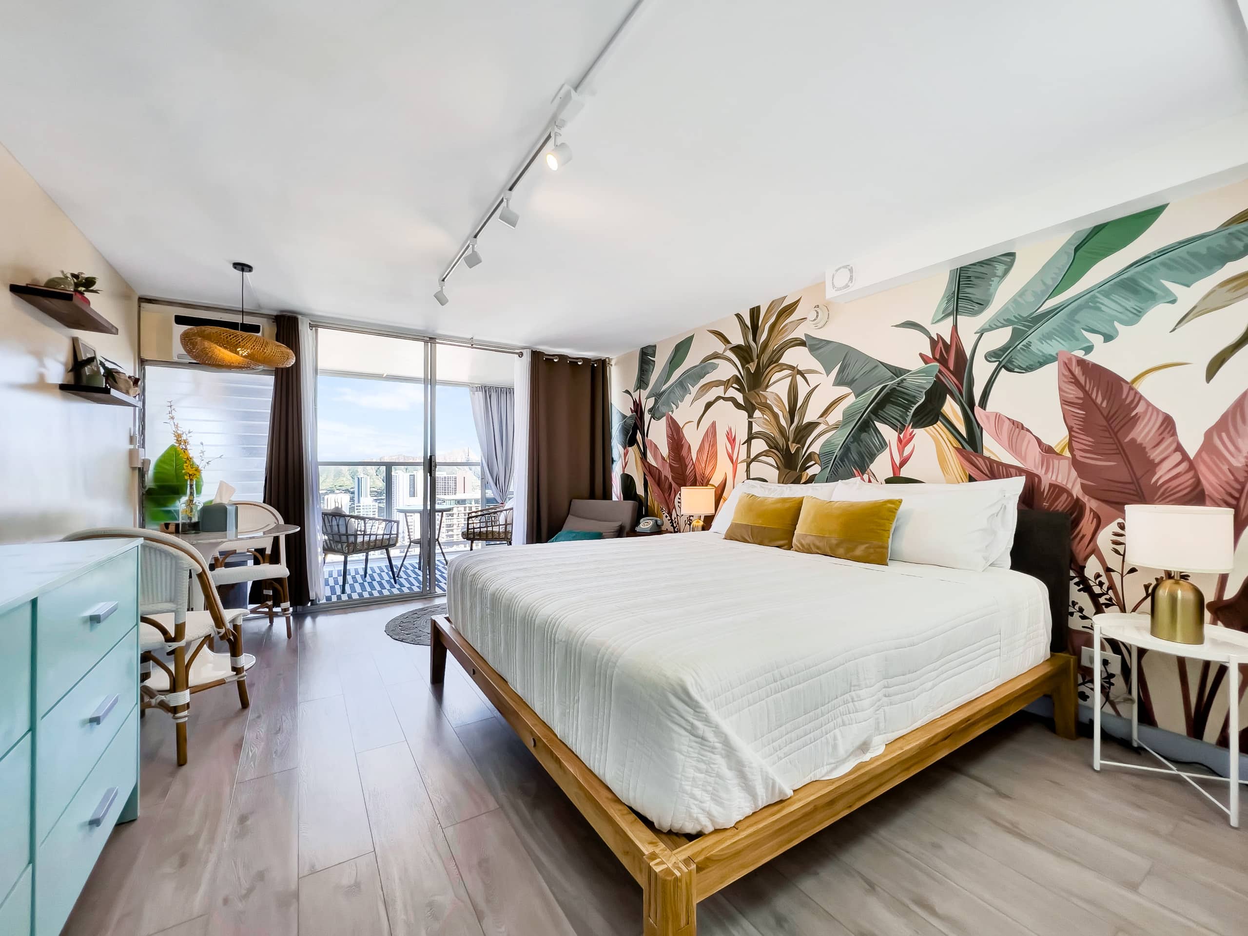 Condo in Honolulu · ★4.94 · Studio · 2 beds · 1 private bath - Image 2