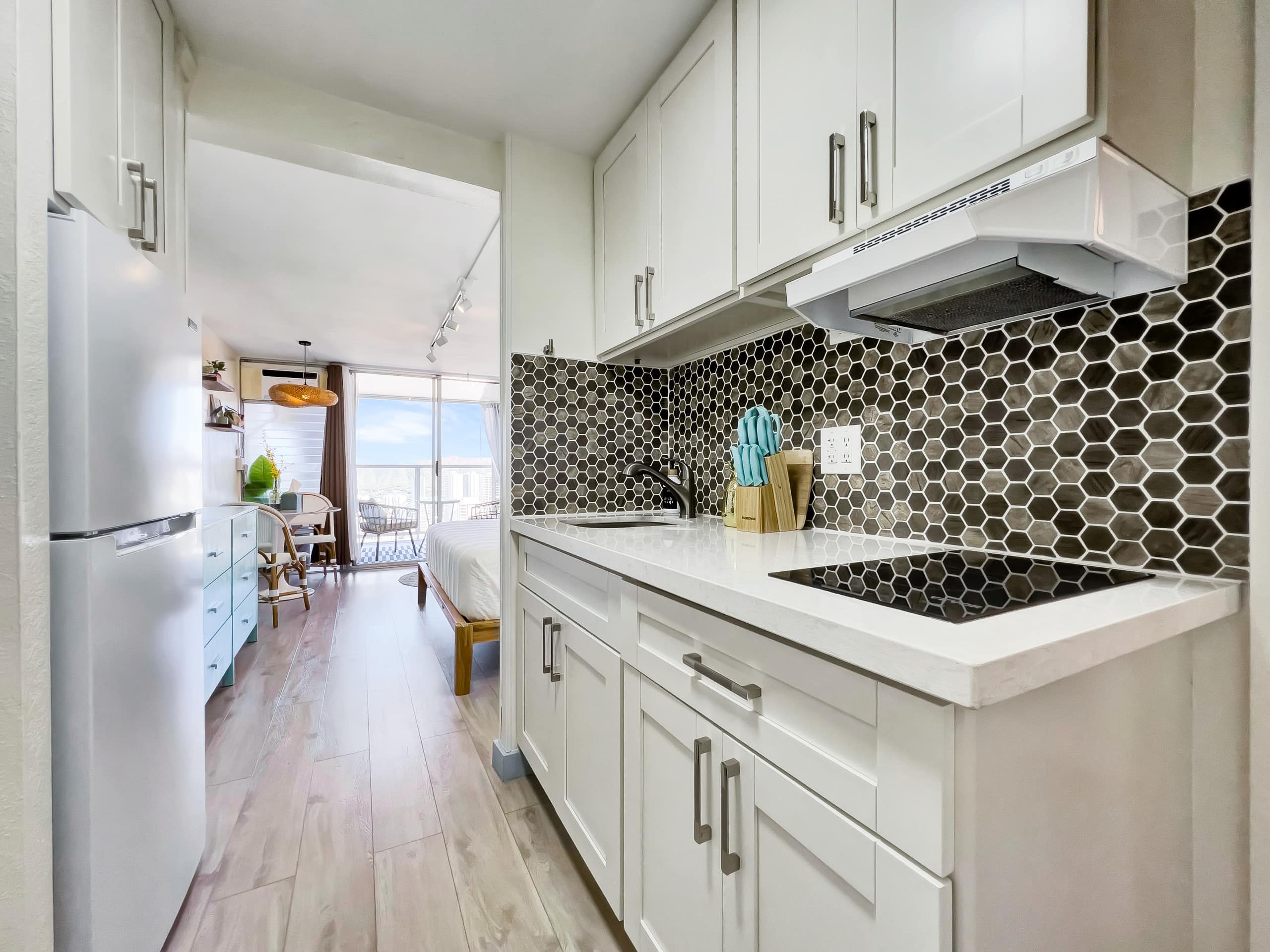 Condo in Honolulu · ★4.94 · Studio · 2 beds · 1 private bath - Image 3
