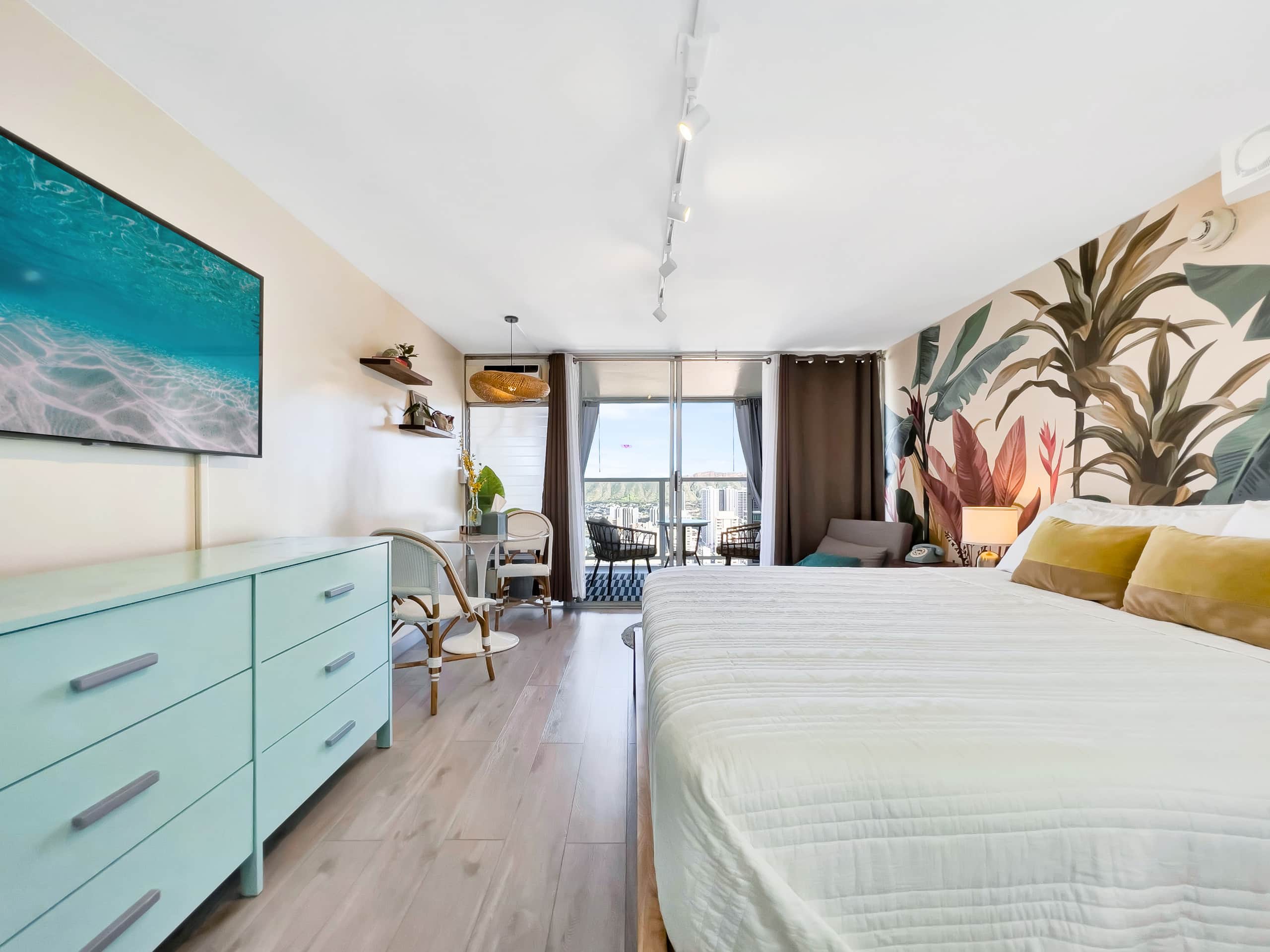 Condo in Honolulu · ★4.94 · Studio · 2 beds · 1 private bath - Image 41