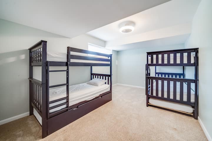 Bunkbeds with trundle mattresses that fully pull out, easily sleeps 6!