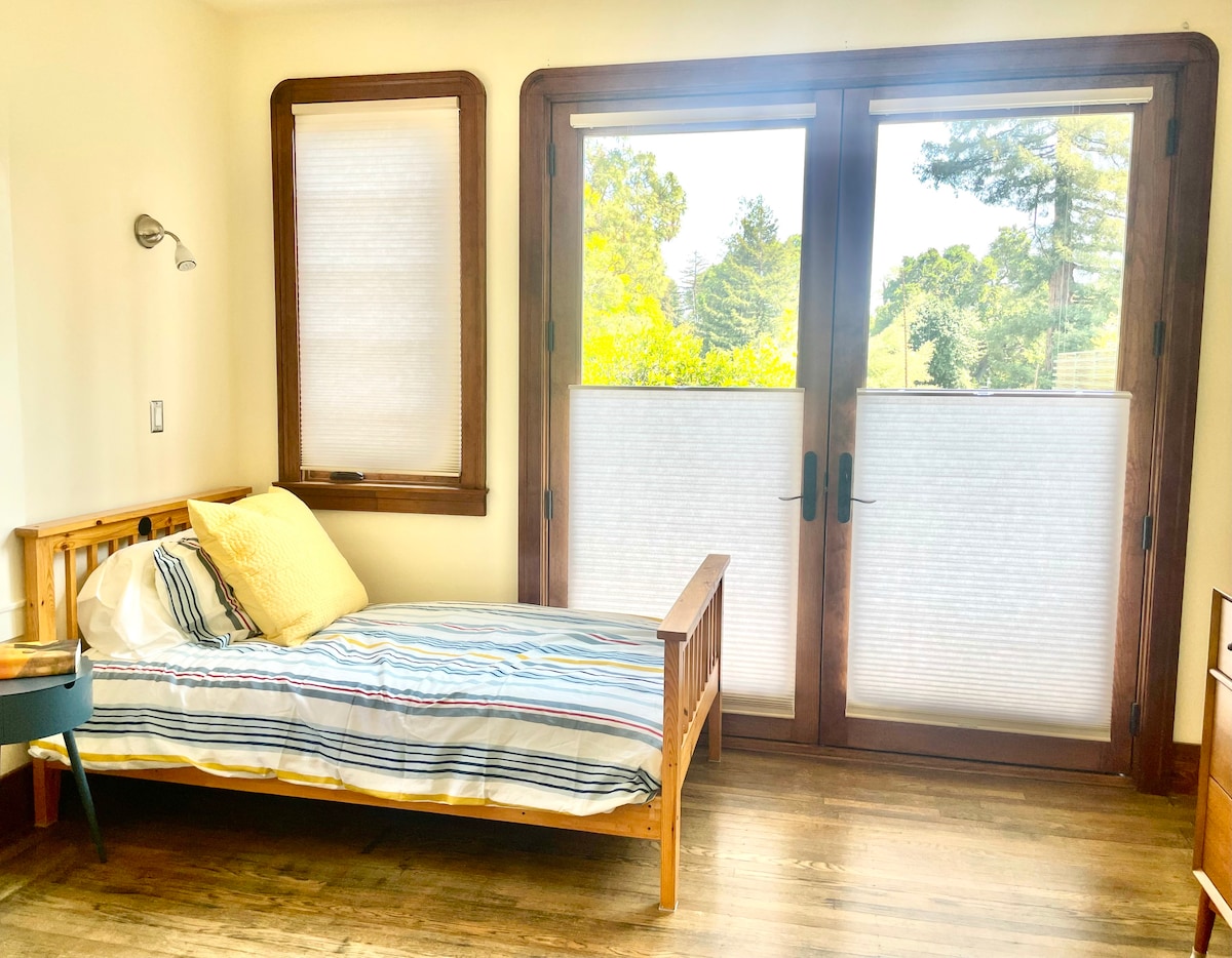 Spálňa dve s výhľadom na stromy, vedie na terasu a záhradu vonku  - slnečné