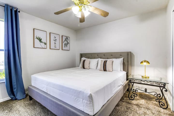 king bedroom suite with private bathroom, newly installed hybrid Zinus mattress, and large widows for that beautiful florida sunshine.  Our blackout curtains will offer you plenty of comfort for a restful night of sleep. Located on second Floor.