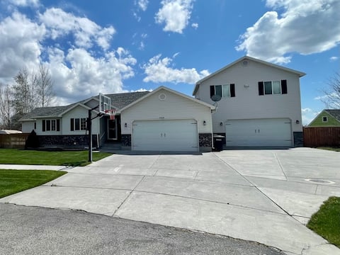 NEW* Journee Home *2 stry playhouse *fenced *pets