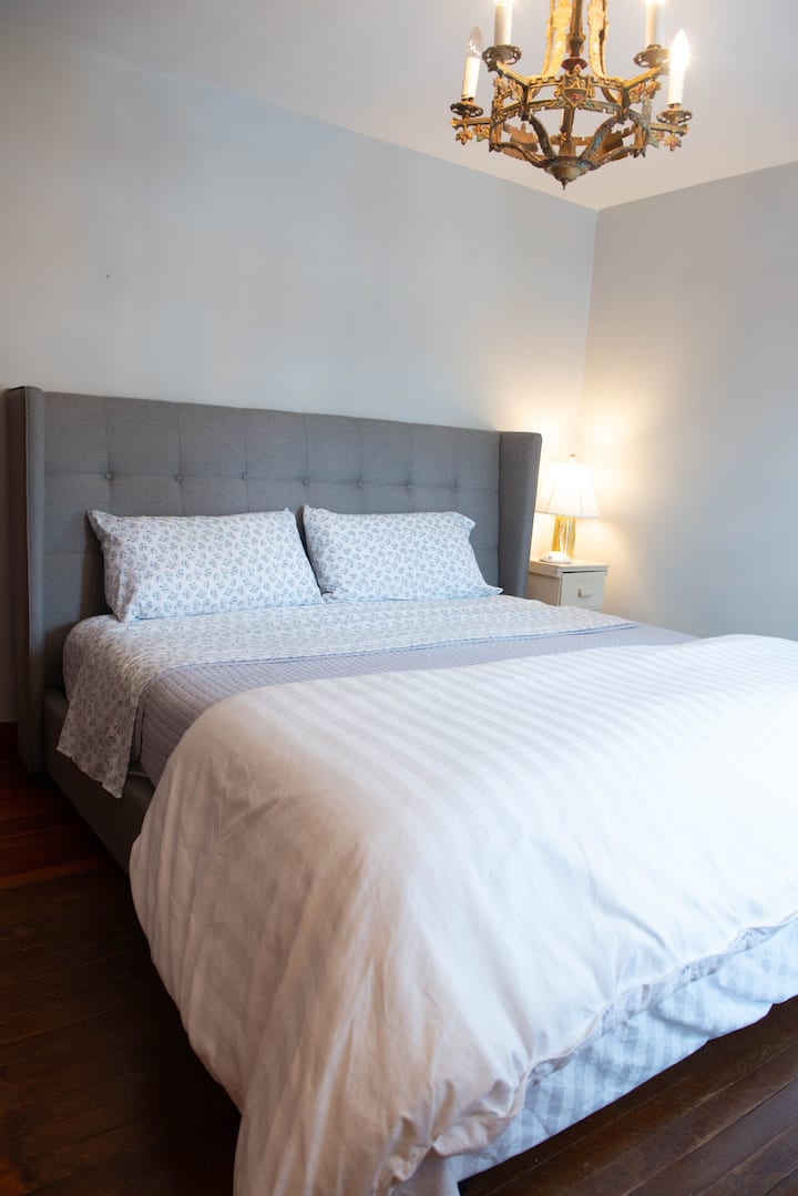 غرفة نوم بسرير كبير