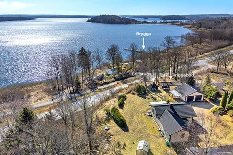 Lakefront house with barbecue cottage & beautiful surroundings