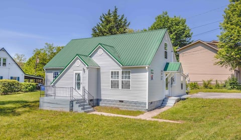 Very Clean 4 Bed 2 Bath Home l Close to University