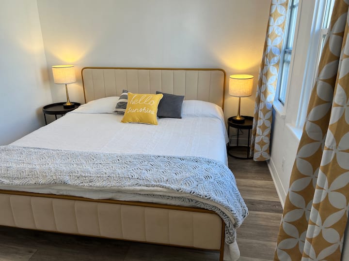 Colchón de espuma viscoelástica tamaño king y 2 lámparas de espuma viscoelástica suave, regulables de 3 vías con puertos USB y enchufes de aire acondicionado. Las cortinas opacas completan una buena noche de descanso.