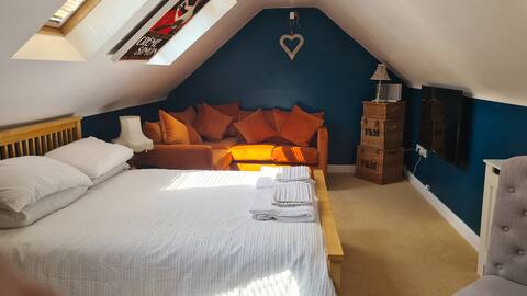 The Abbey Attic - cosey 1 bed room and bathroom