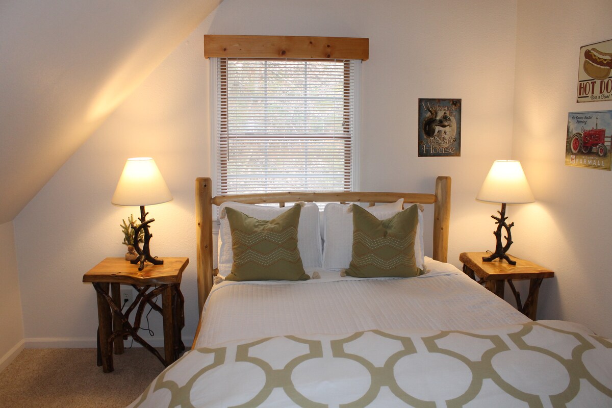 تحتوي غرفة النوم الرابعة على تلفزيون بكابل رائع لمشاهدة برامجك المفضلة على السرير.