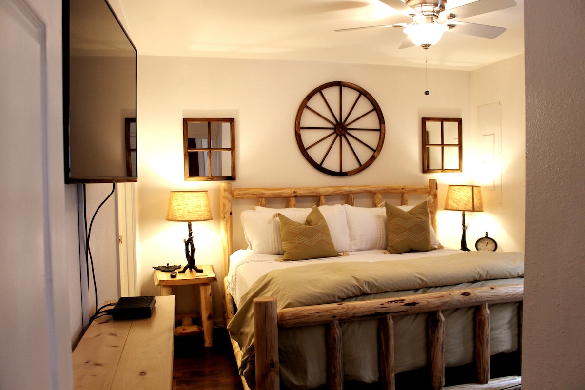 غرفة النوم الأولى وهي غرفة النوم الرئيسية في الطابق الرئيسي بسرير كينج وحمام كامل.