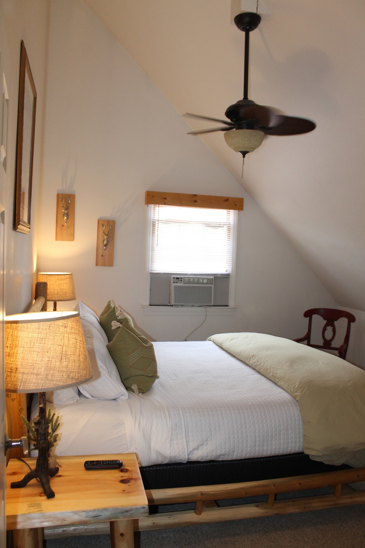 تحتوي غرفة النوم الثالثة على تلفزيون بكابل رائع لمشاهدة فيلم قبل السرير.