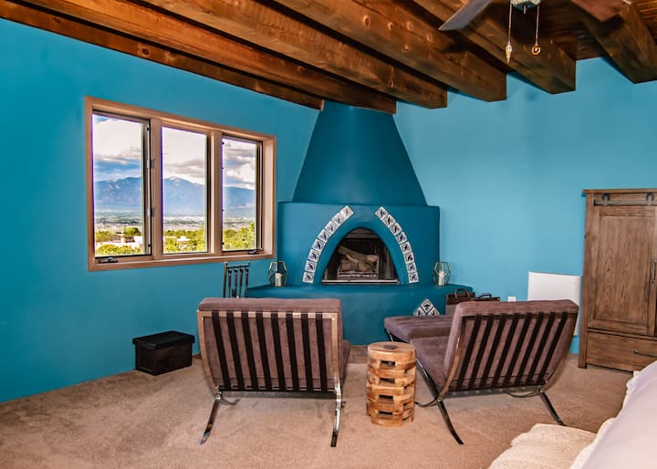 Брачен апартман на вториот кат со камин кива и простор за седење во Барселона.