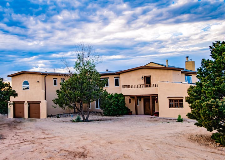 Adobe Mountain Villa. Secluded, minutes from Taos Houses for Rent in Ranchos de Taos, New