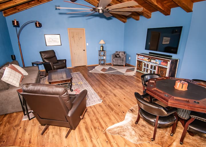 Семејна соба. 75-инчен телевизор со опкружувачки звук.