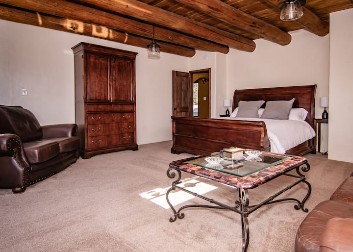 Апартман со брачен кревет на првиот кат.