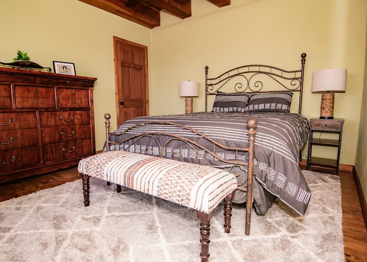 Апартман со брачен кревет на првиот кат.