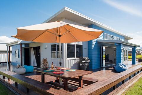 Ocean Blue, sunny beach home close to surf & shops