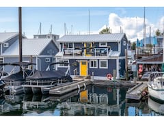 Cozy+modern+floating+home+next+to+Lonsdale+Quay%E2%9B%B5%EF%B8%8F%F0%9F%8C%8A%F0%9F%8C%85