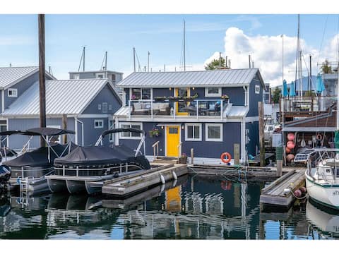 Cozy modern floating home next to Lonsdale Quay⛵️🌊🌅