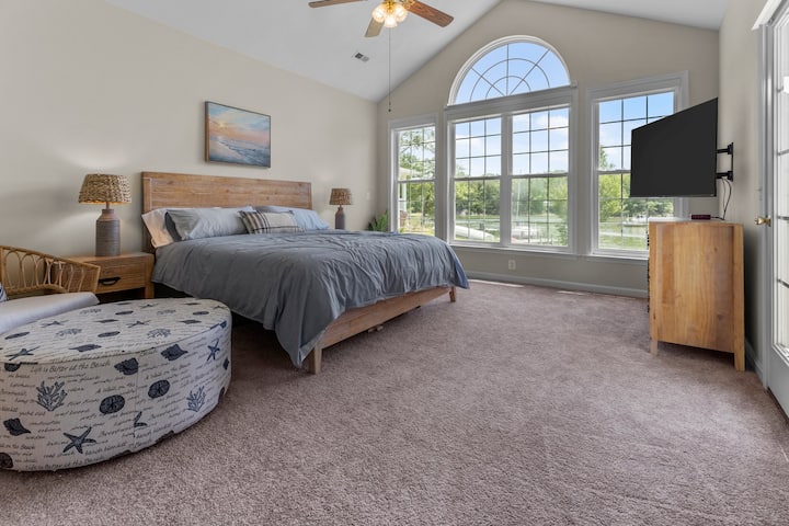Large master suite with king bed