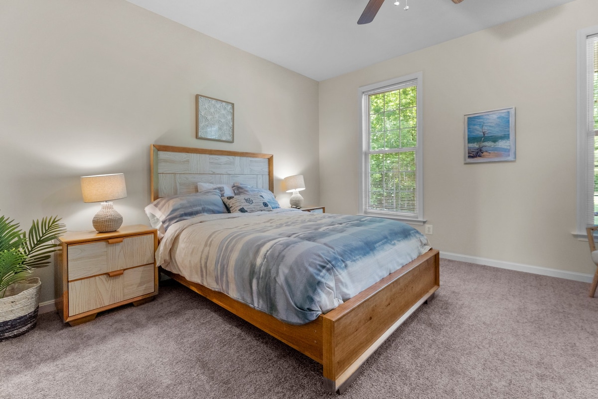 Queen bed, roomy North bedroom