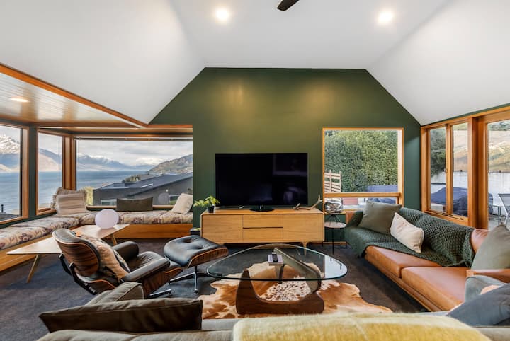 Breathtaking Views. 
Newly Renovated. Sleeps 10. - Queenstown