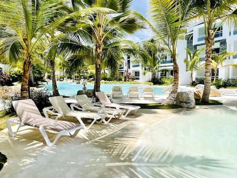 Spacious apartment with garden and pool view