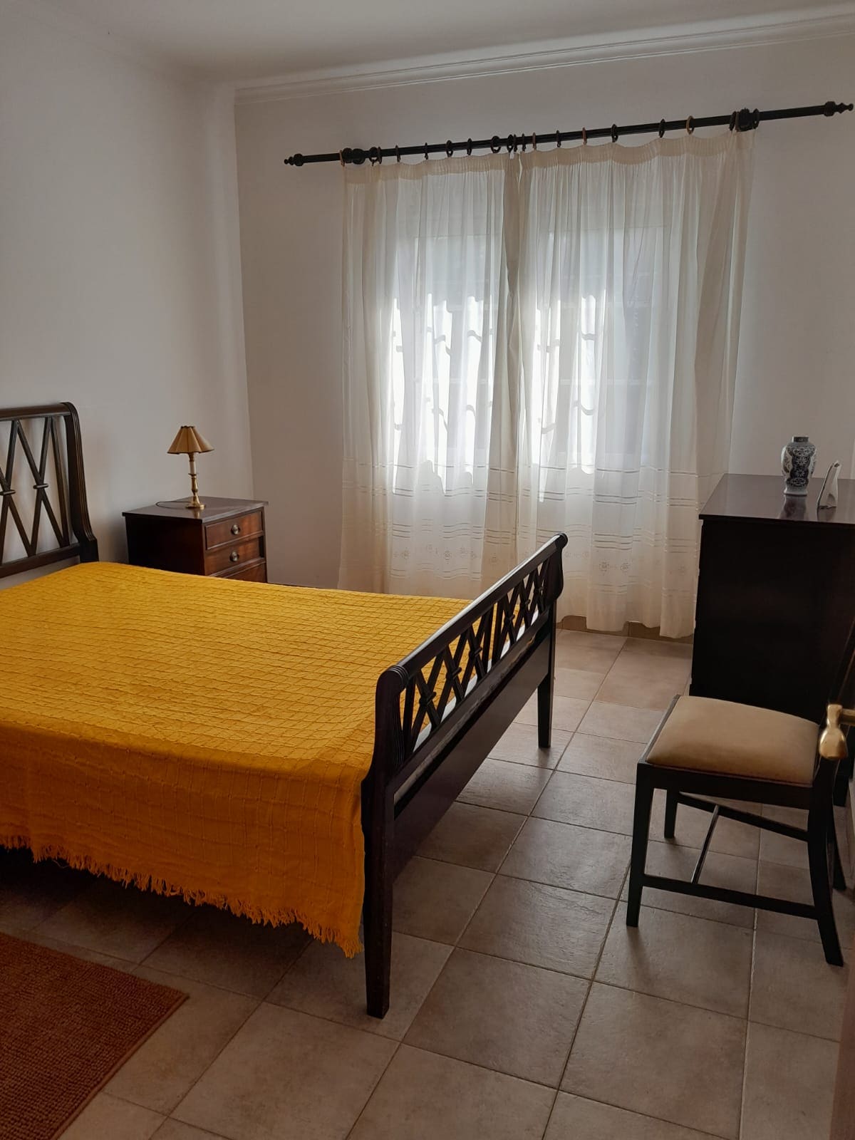 spavaća soba s bračnim krevetom i ugradbenim ormarom, komodom i noćnim ormarićem