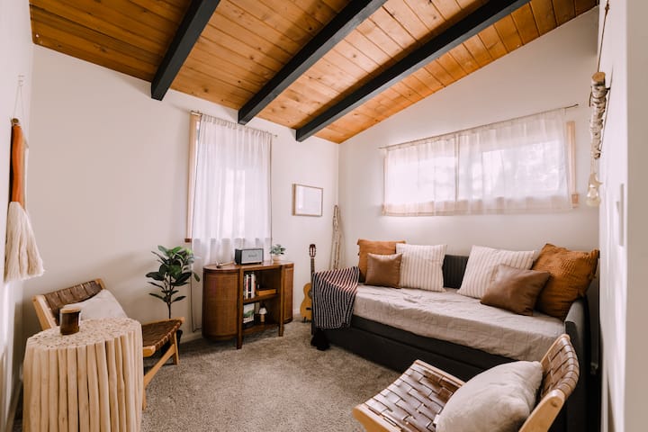 Დაისვენეთ და წაიკითხეთ წიგნი, გიტარის შტრიხი ან მოუსმინეთ თქვენს საყვარელ ჰანგებს ჩვენი მარშალის სპიკერის მაღალი ხარისხის ხმაზე.