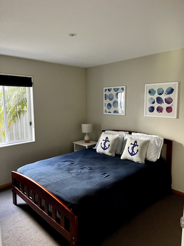 غرفة نوم كبيرة بمقاس كبير 