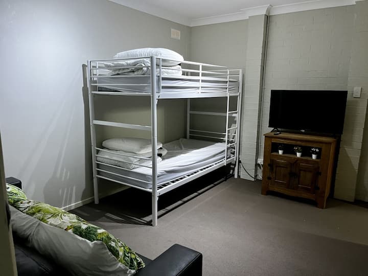 بنكهاوس - غرفتان مترابطتان مع أسرّة وأريكة وتلفزيون ذكي وألعاب لوحية وألغاز