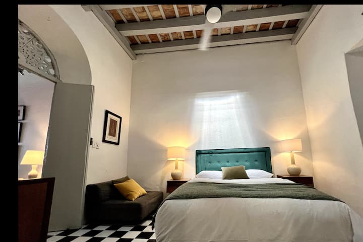 דלתות כפולות מפרידות בין חדר השינה לסלון. 