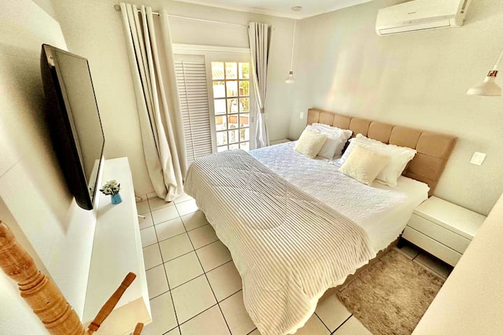 The Ypê Roxo master suite has a king-size double bed, hot and cold air condition, and a Smart TV connected to our internet.