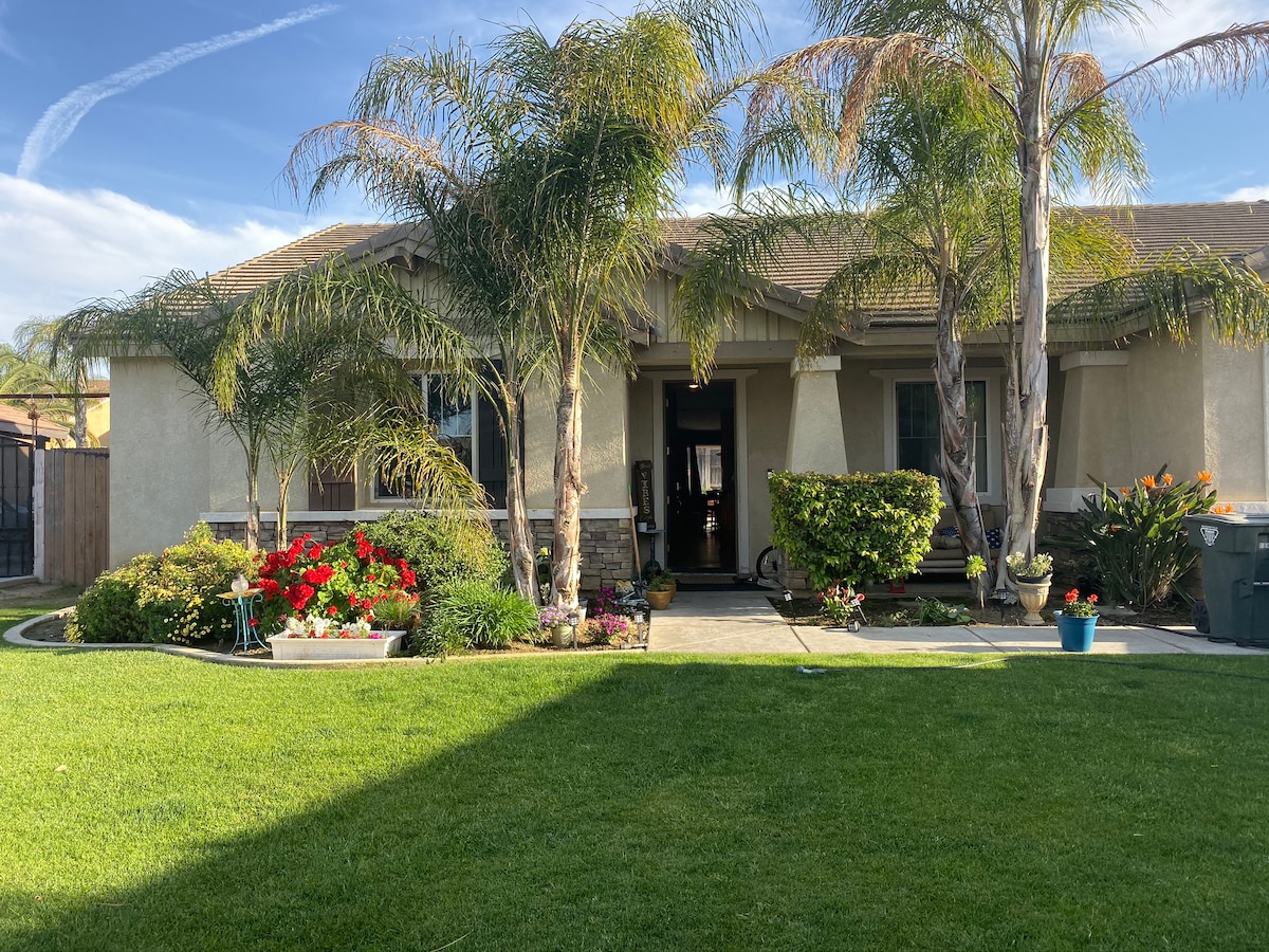 Spacious Oasis,Pool,Fire pit,arcade games. Houses for Rent in Bakersfield, California, United