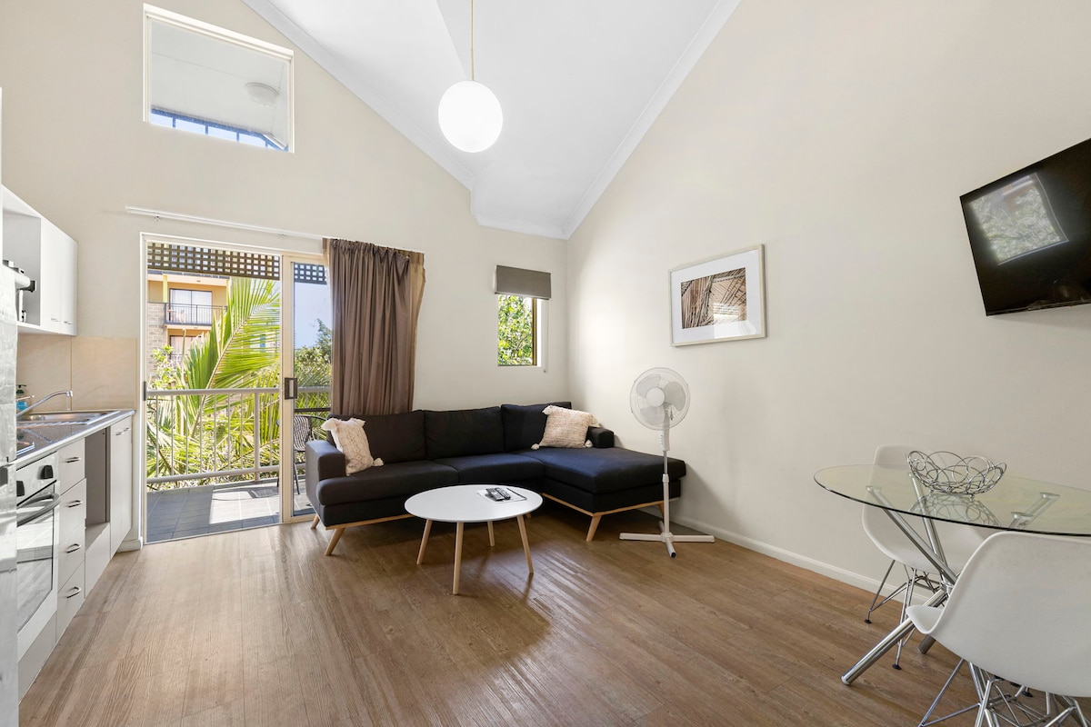 Successful Airbnb property: Two Bedroom Loft Style Unit with Pool & Parking in Kangaroo Point
