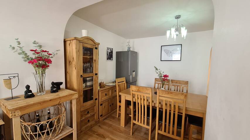 LOVELY 2 BEDROOM IN LONDON gallery image 3