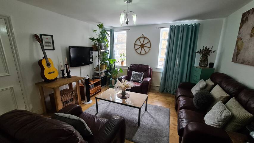 LOVELY 2 BEDROOM IN LONDON gallery image 2