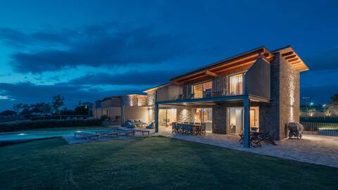 Luxurious seafront 5 bedroom villa with own pool