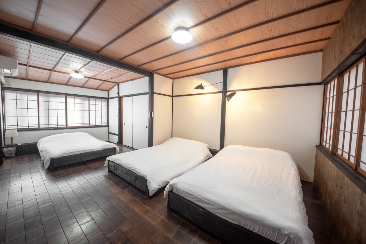 ＜2F　客室＞

・セミダブルベッド（3）
・シングルベッド（1）
・マットレス（1）
　※最大8名収容

< 2 Fゲストルーム>

・セミダブルベッド(3)
・シングルベッド(1)
・予備のマットレス(3台)

*定員8名様まで宿泊可能