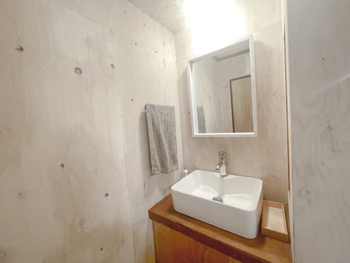 1F 手洗い場

アメニティー

・歯ブラシ、歯磨き粉
・髭剃り
・ドライヤー
