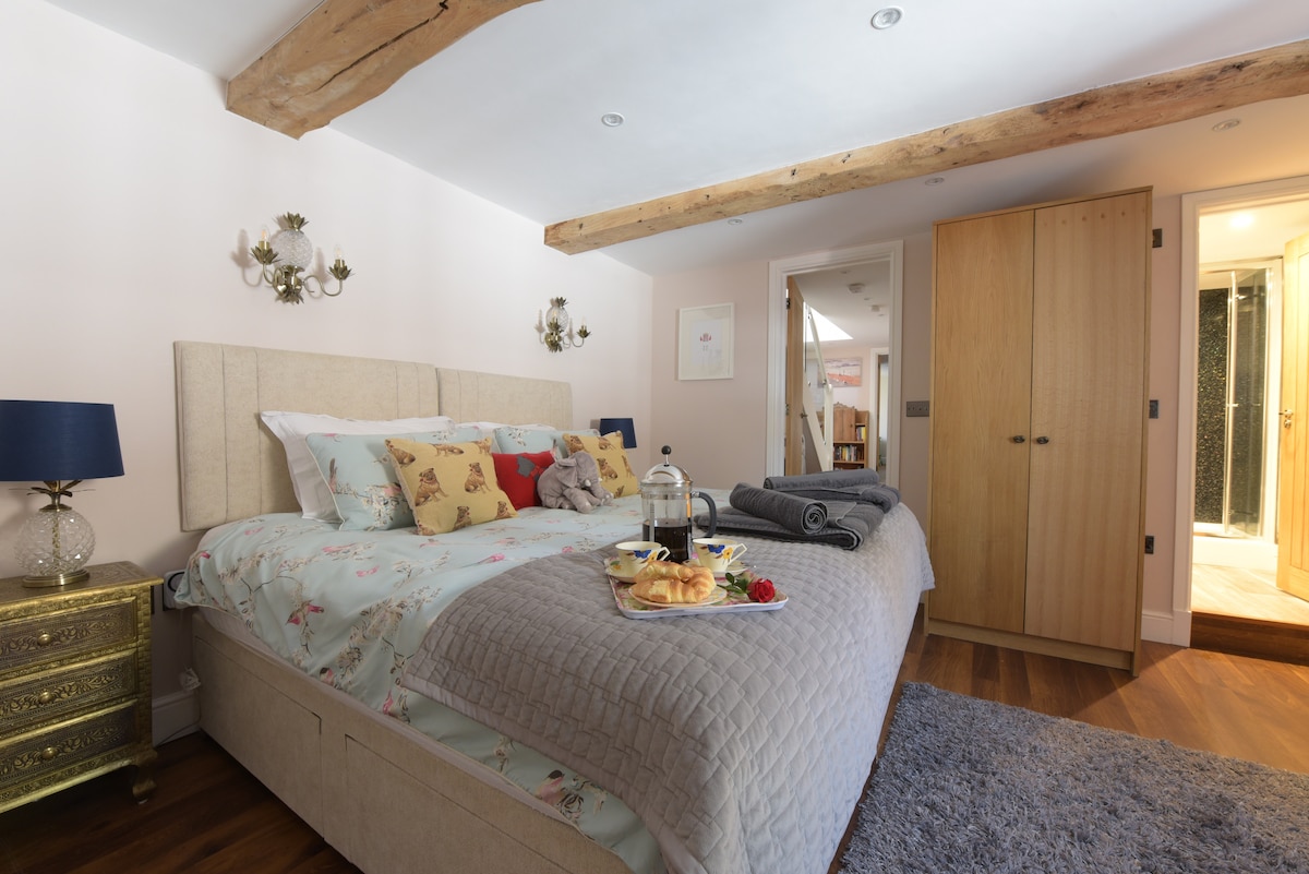 Spavaća soba s ananasom ima lijepu kupaonicu s tušem. Ovdje je prikazan kao super king.