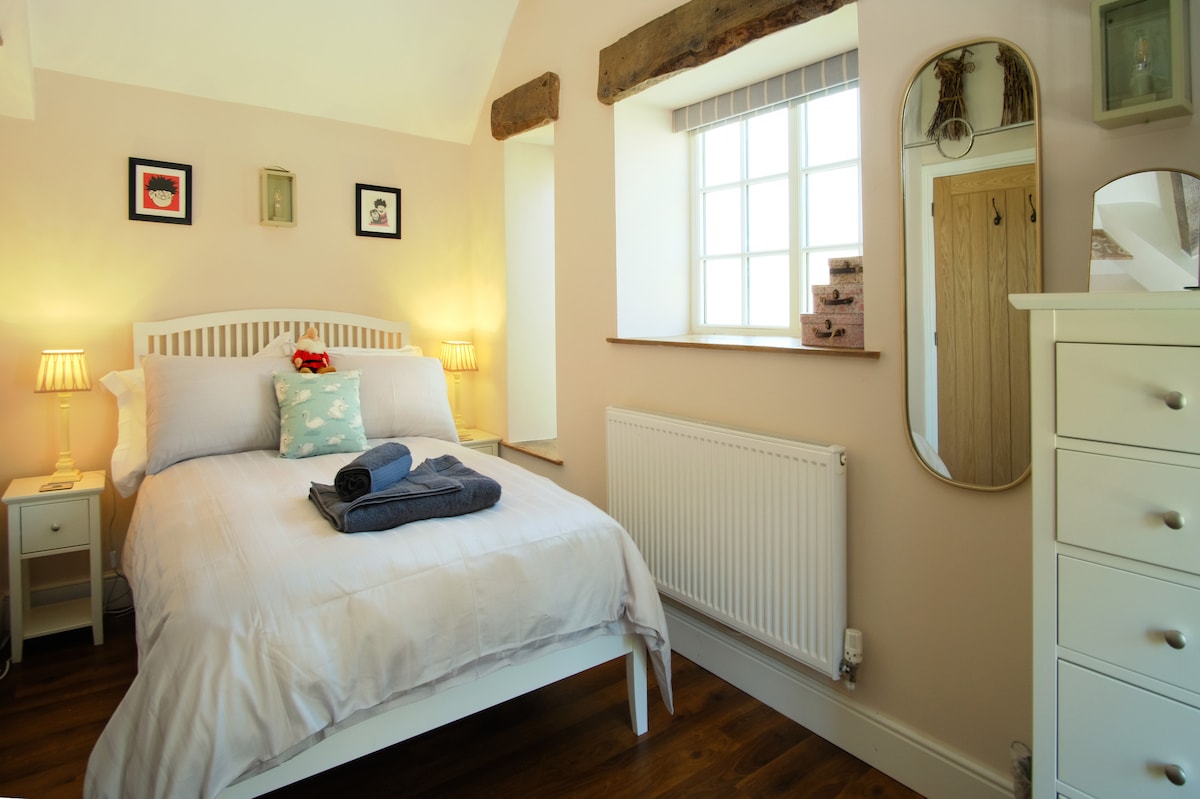 Naša spavaća soba Snug jedina je spavaća soba na gornjem katu. Ima vlastitu kupaonicu s tušem, umivaonikom i WC-om u neposrednoj blizini. Tu su ugrađeni ormari.